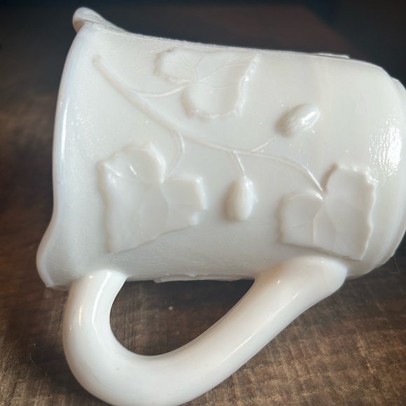 Milk Glass Vintage creamer with leaf print - Picture 7 of 8